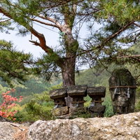 森の中の磨崖仏と祠（武石公園）の写真