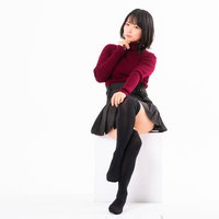 足組みする女性（上から目線）の写真