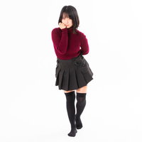 前屈みで頬に手を添えるもじもじとした女性のポーズの写真