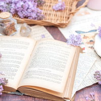 ライラックの花に囲まれたティータイムと洋書の写真