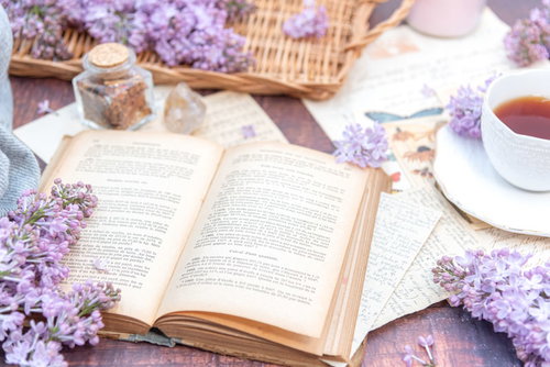 ライラックの花に囲まれたティータイムと洋書