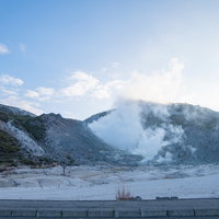 北海道弟子屈町・晴れ渡る空と硫黄山の噴煙の写真