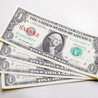 アメリカ1ドル紙幣の重なりとサンプル印字された複数の紙幣の写真