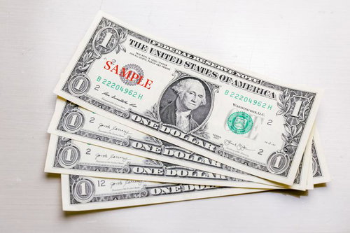 アメリカ1ドル紙幣の重なりとサンプル印字された複数の紙幣