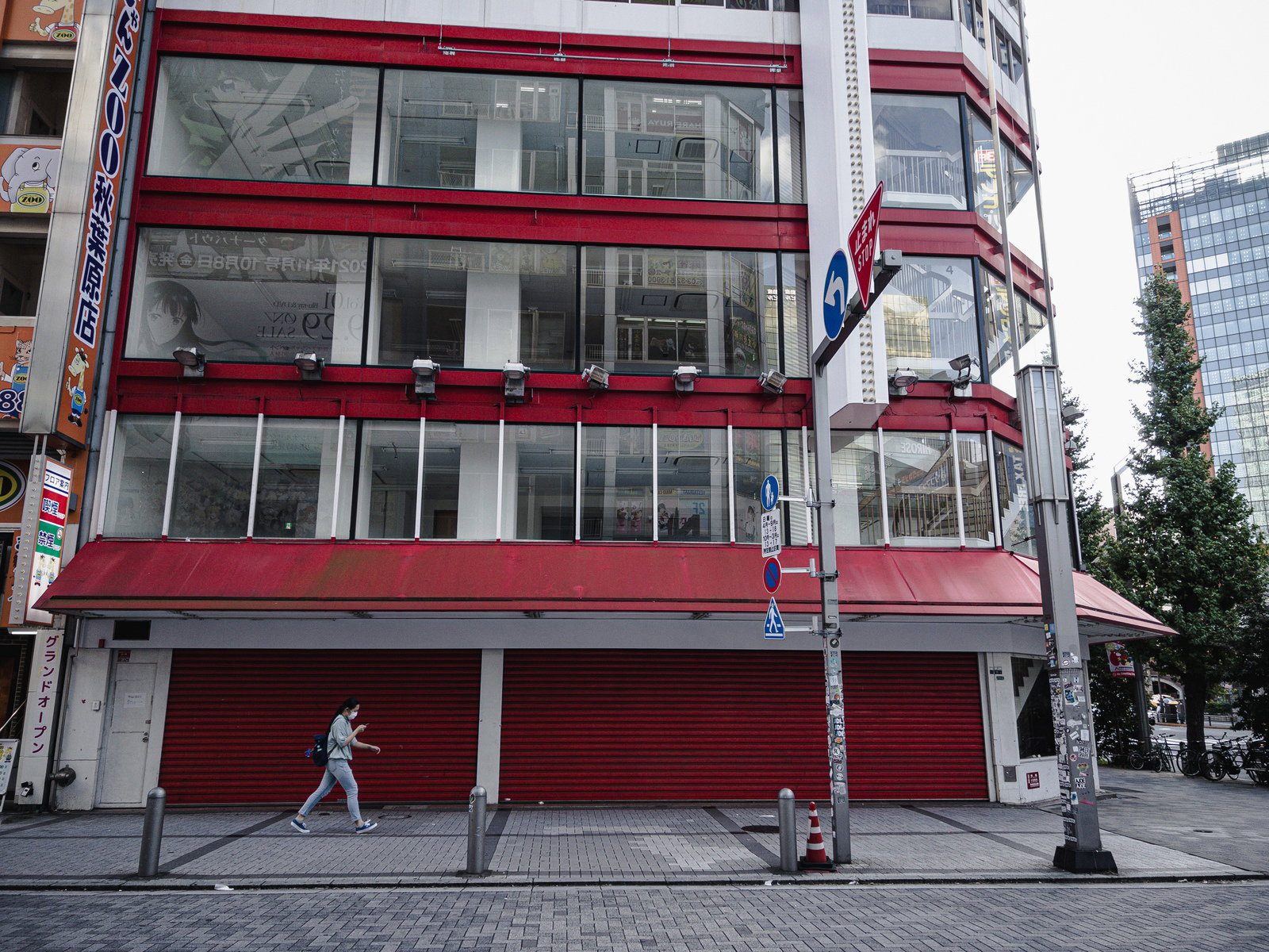 赤い外装の商業ビルと歩行者が写る秋葉原の街並み