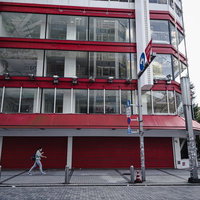 秋葉原の赤いテナント、シャッターが下りた店舗の写真