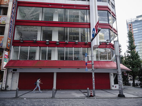 秋葉原の赤いテナント、シャッターが下りた店舗