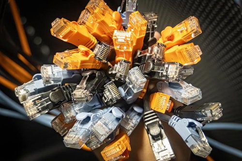 複数のLANケーブルコネクタを束ねた花束のようなプレゼント