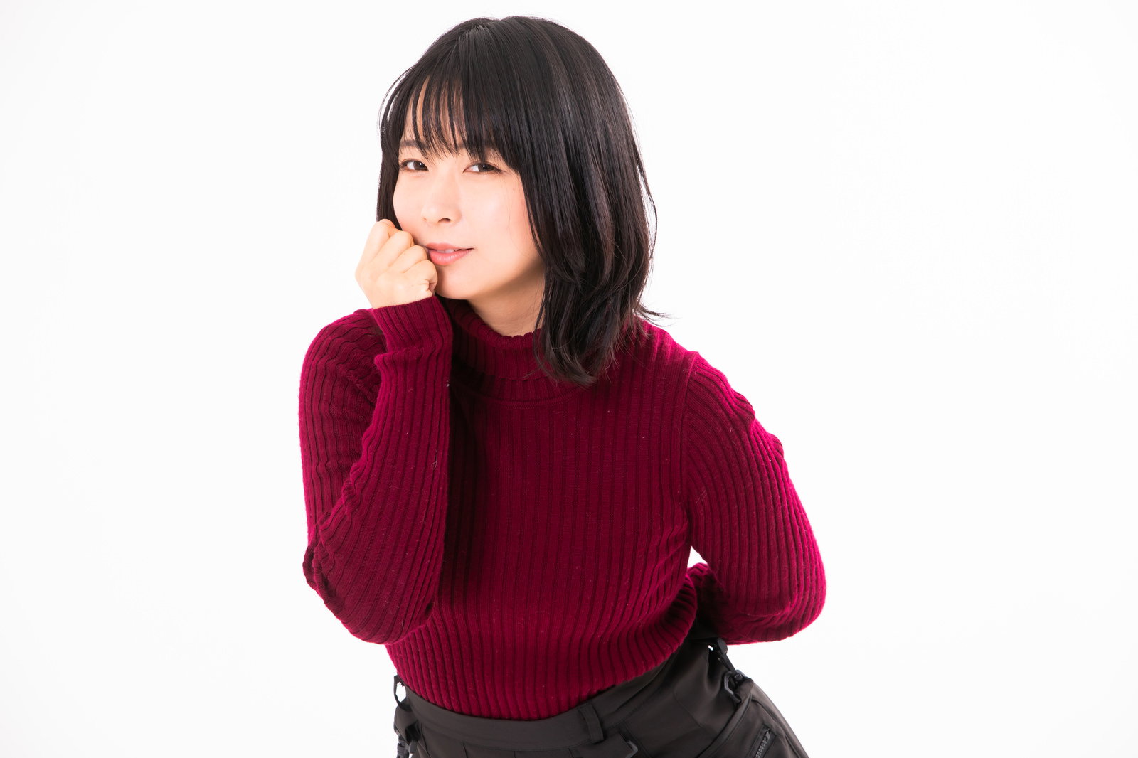 口元に手を添えて微笑む女性のポートレート［モデル：にゃるる］