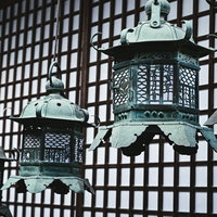 春日大社の万灯籇 格子戸越しに並ぶ石灯籠の写真