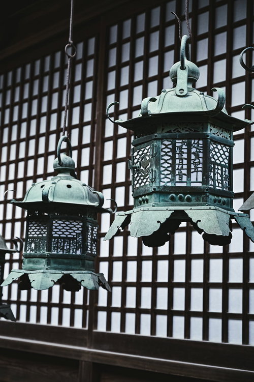 春日大社の万灯籇 格子戸越しに並ぶ石灯籠