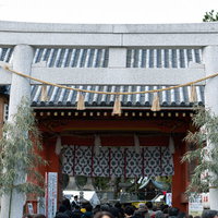 西宮神社の朱い鳥居をくぐる参拝客たちの初詣風景の写真