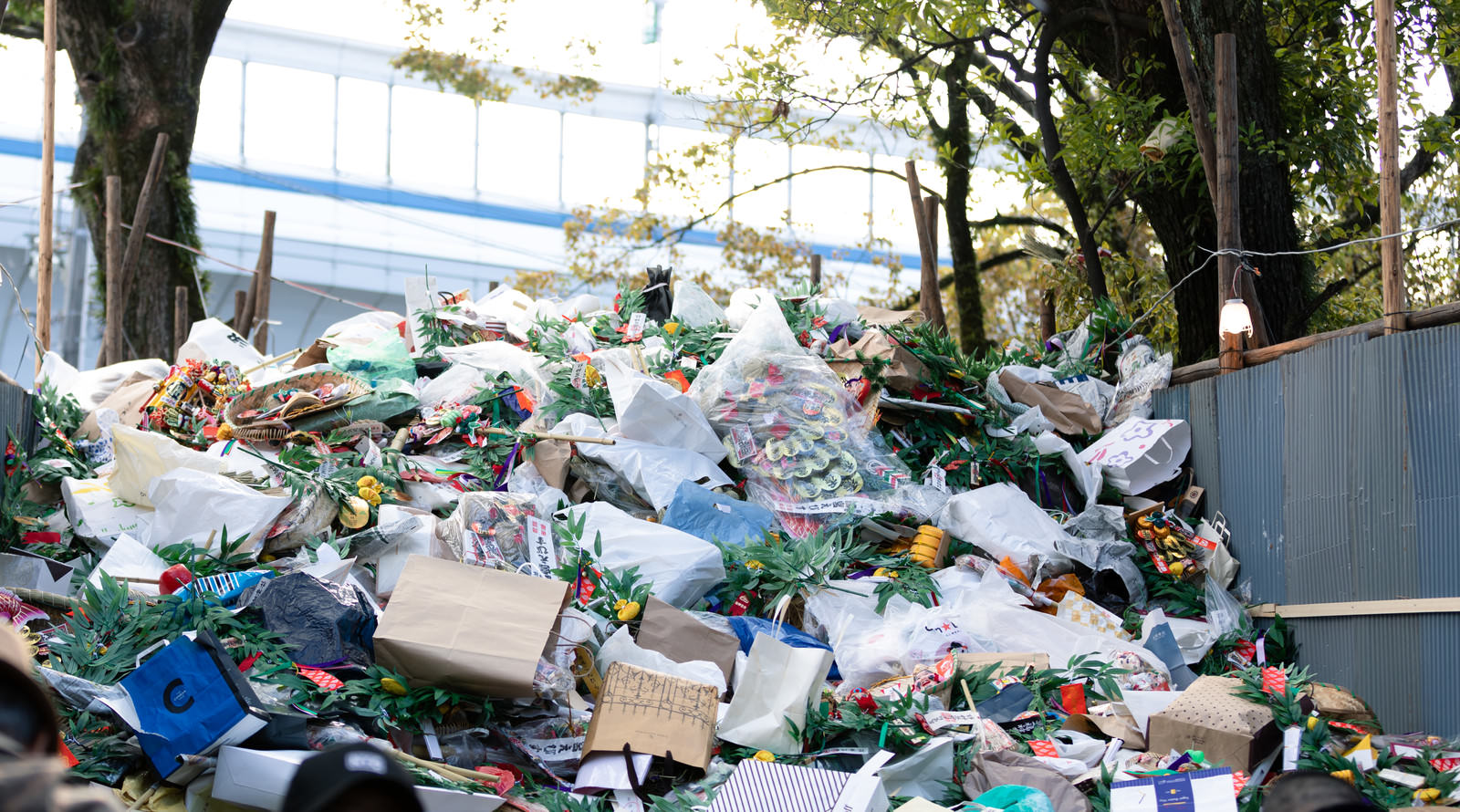 大量に積み重なった回収されたお正月飾りやしめ縄