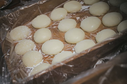 アルミホイルの上に並べられたまあるい手作り餅