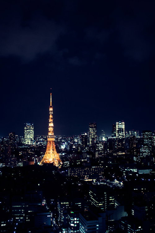夜間にライトアップされた東京タワーと都心の夜景