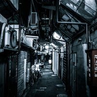 路地裏のいきつけ居酒屋の夜間風景と昭和レトロな街並みの写真