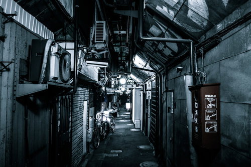 路地裏のいきつけ居酒屋の夜間風景と昭和レトロな街並み