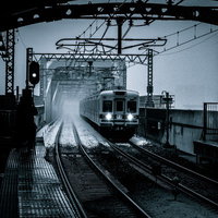 雪が積もった駅のホームに到着する電車の写真