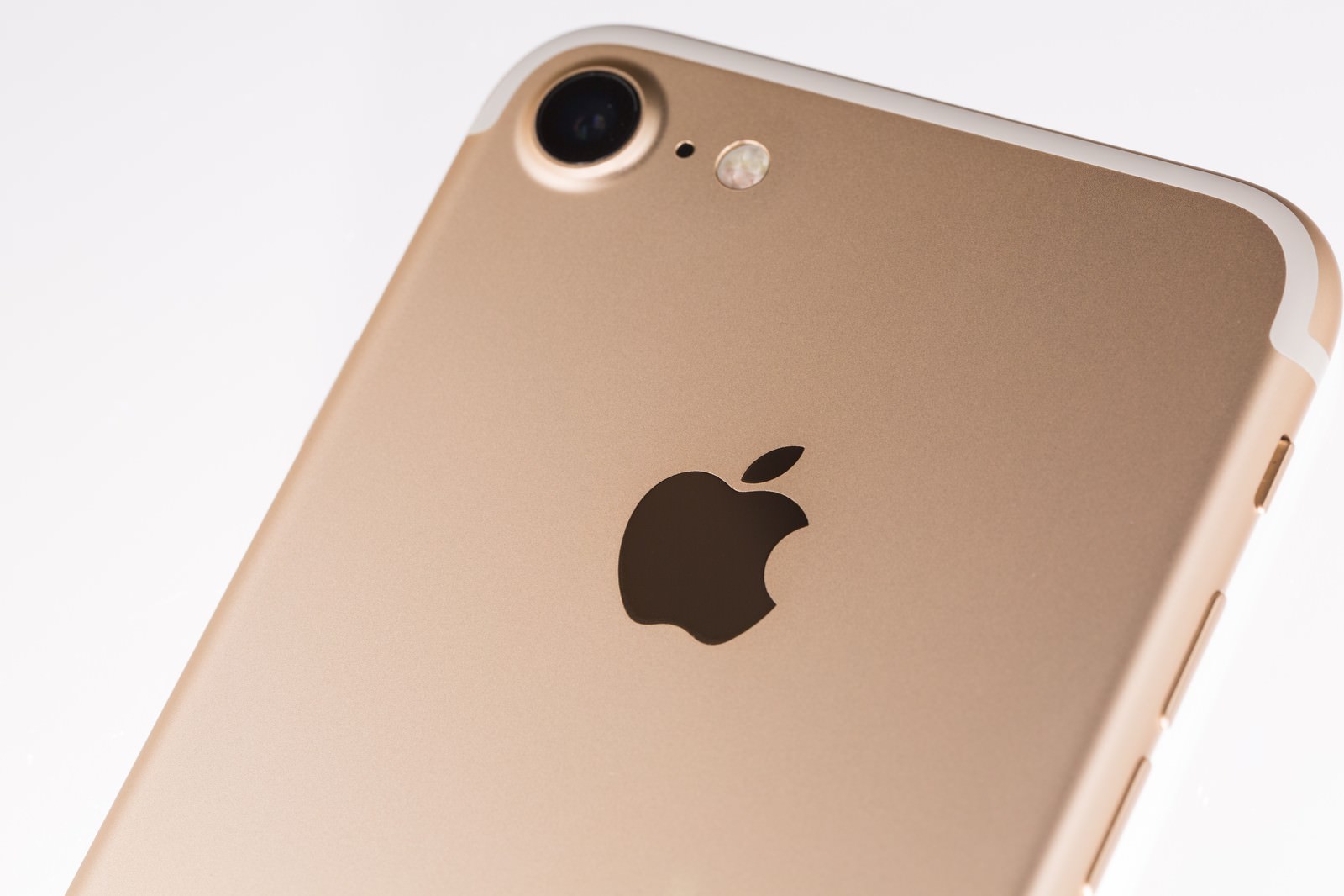 ゴールドのiPhone背面にAppleロゴとカメラ