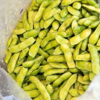 塩もみした枝豆とビール、おつまみの定番。ビアホールや居酒屋の人気メニューの写真