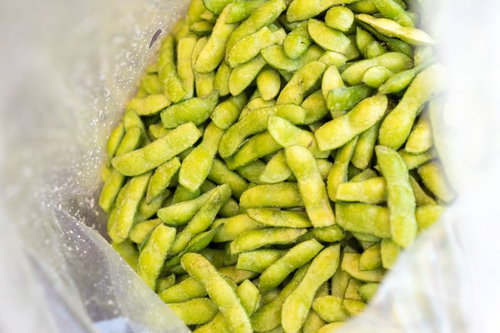 塩もみした枝豆とビール、おつまみの定番。ビアホールや居酒屋の人気メニュー