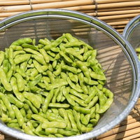業務用のザルに入った枝豆の写真