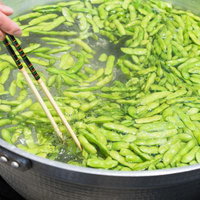 大鍋で枝豆を茹でる調理風景、塩ゆでの加熱工程の写真