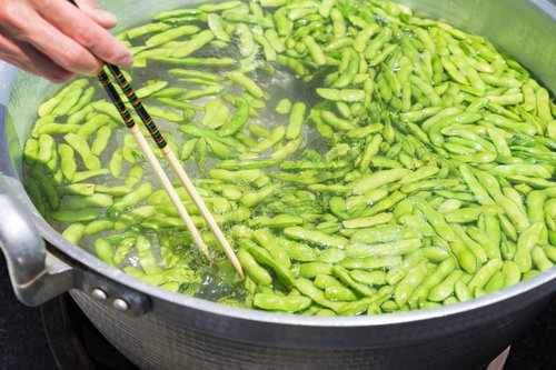 大鍋で枝豆を茹でる調理風景、塩ゆでの加熱工程