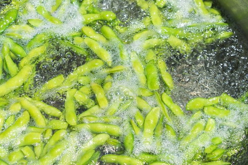 沸騰したお湯で枝豆をボイルする調理風景