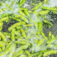 沸騰したお湯で枝豆をボイルする様子の写真