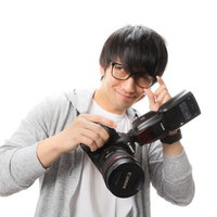 意識高い系フォトグラファーのSNSアイコン、一眼レフカメラを構える男性の写真