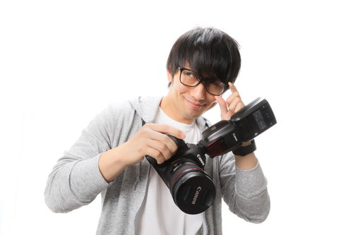 意識高い系フォトグラファーのSNSアイコン、一眼レフカメラを構える男性