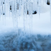 横一線に並んだ透明な氷柱の冬風景の写真