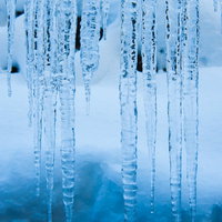 長く伸びた透明度の高い氷柱つらら、冬の寒さで形成された自然の造形の写真