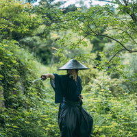 藪の中で日本刀を抜く侍の用心棒の写真