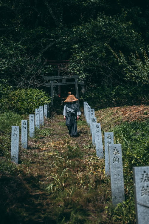 大和田稲荷神社の石段参道を後にする侍の後ろ姿