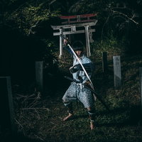 大和田稲荷神社の子授け櫻の鳥居前で刀を構えた野盗の写真