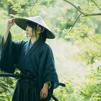 森の中で刀を帯びた用心棒の侍が編笠で身を隠すの写真