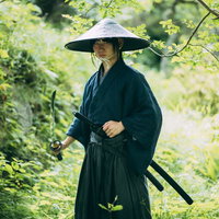 森の中で刀を抜いて構える侍のの写真