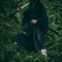 草原で待ち伏せする追手の侍が日本刀を構える姿の写真