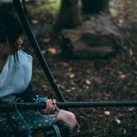 薄暗い森で火縄銃を握りしめる野盗一味の武装集団の写真