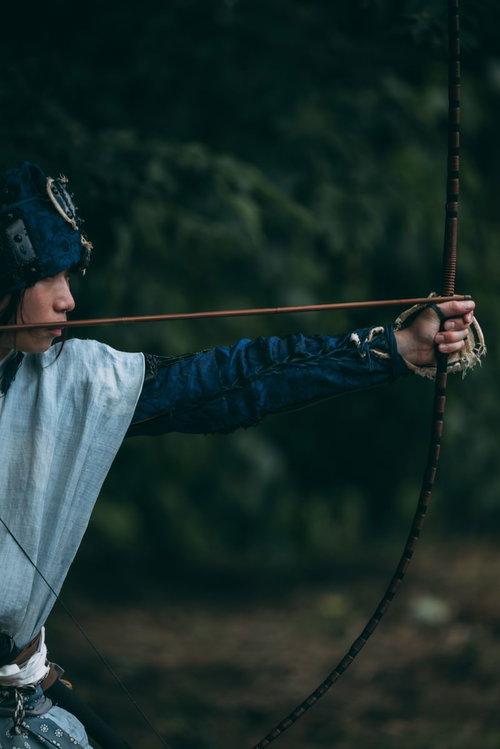 大弓を引く野盗の腕と緊張感を捉えた時代劇
