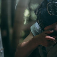 竹林で火縄銃を構える野盗の真剣な眼差しと武装姿の写真