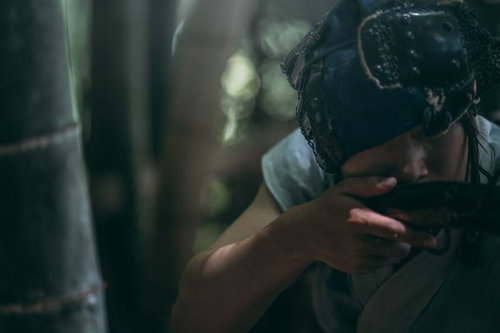 竹林で火縄銃を構える野盗の真剣な眼差しと武装姿