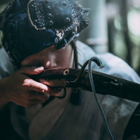 竹林の中で火縄銃を握りしめて狙う野盗の姿の写真
