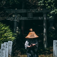 大和田稲荷神社の鳥居前で刀に手をかける侍姿の男性の写真
