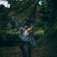 左肩を出して大弓をひく侍の姿勢と伝統的な弓術の風景の写真