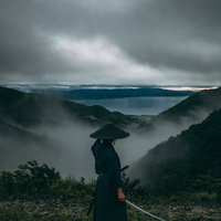 迫りくる灰色の雲と刀を抜いた御霊櫃峠の侍の写真