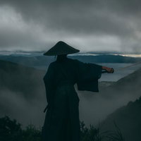 迫りくる灰色の雲と日本刀を翳す網代笠の侍の写真