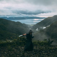 御霊櫃峠で日本刀を抜刀して構える用心棒の姿の写真